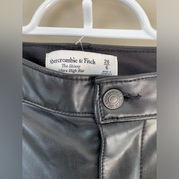 Abercrombie & Fitch Ultra high rise 28 6 Black pleather ankle Pants NWOT - Picture 4 of 6
